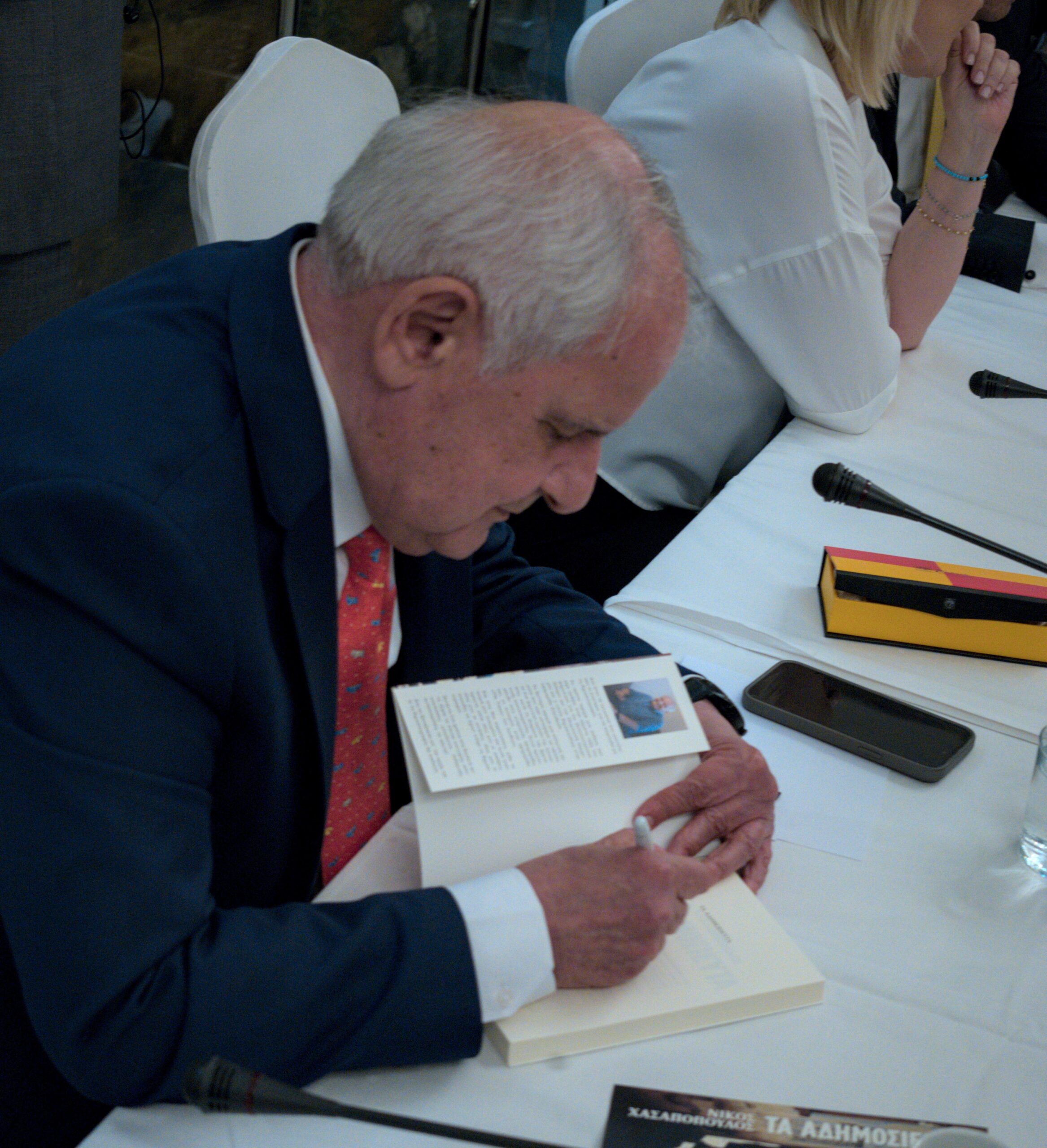 Ο Νίκος Χασαπόπουλος υπογράφει βιβλία