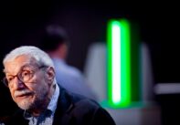 Στήβεν Αντωνάκος, 1926 - 2013