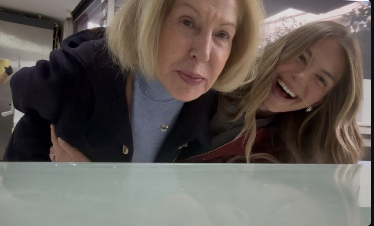 Με τη γιαγιά της, Σόνια