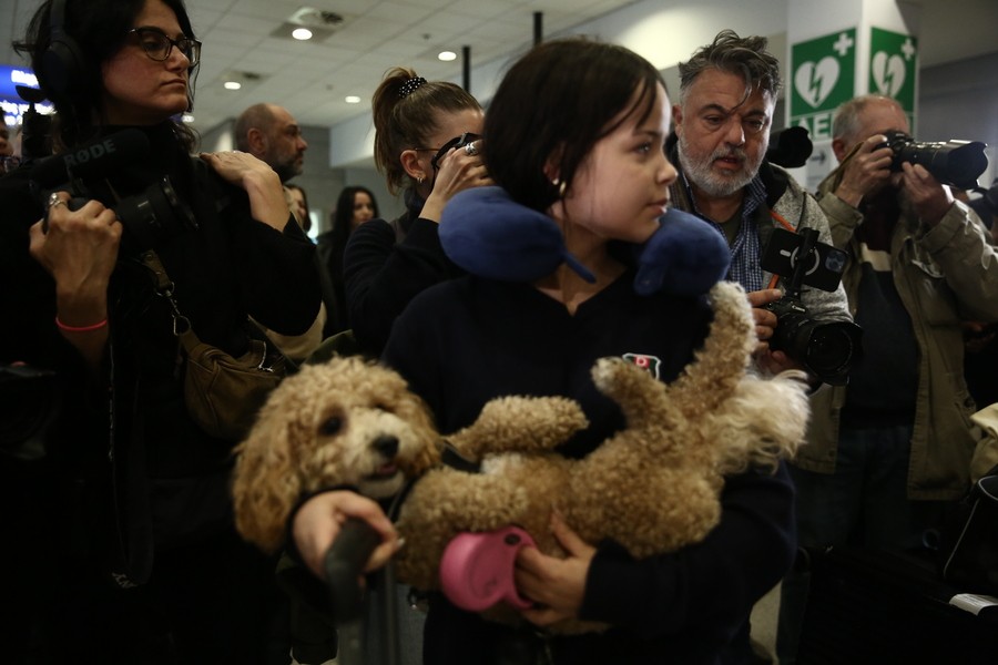 Έλληνες πολίτες από το Άμπου Ντάμπι με τα κατοικίδιά τους φτάνουν στο αεροδρόμιο Ελευθέριος Βενιζέλος στα Σπάτα, με ειδική πτήση για τον επαναπατρισμό τους που οργάνωσε το υπουργείο Εξωτερικών με πτήση της Aegean, Τετάρτη 18 Μαρτίου 2026.  ΑΠΕ-ΜΠΕ/ΑΠΕ-ΜΠΕ/ΓΙΑΝΝΗΣ ΚΟΛΕΣΙΔΗΣ
