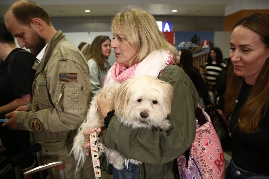 Έλληνες πολίτες από το Άμπου Ντάμπι με τα κατοικίδιά τους φτάνουν στο αεροδρόμιο Ελευθέριος Βενιζέλος στα Σπάτα, με ειδική πτήση για τον επαναπατρισμό τους που οργάνωσε το υπουργείο Εξωτερικών με πτήση της Aegean, Τετάρτη 18 Μαρτίου 2026.  ΑΠΕ-ΜΠΕ/ΑΠΕ-ΜΠΕ/ΓΙΑΝΝΗΣ ΚΟΛΕΣΙΔΗΣ