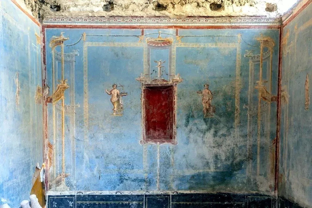 Η διακόσμηση τοίχου στο «Μπλε δωμάτιο»