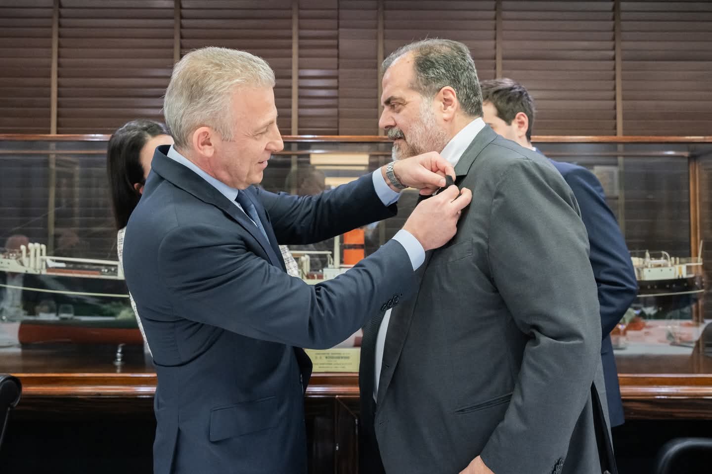 Ο Κωστής Φραγκούλης βραβεύει τον Νικόλα Πατέρα