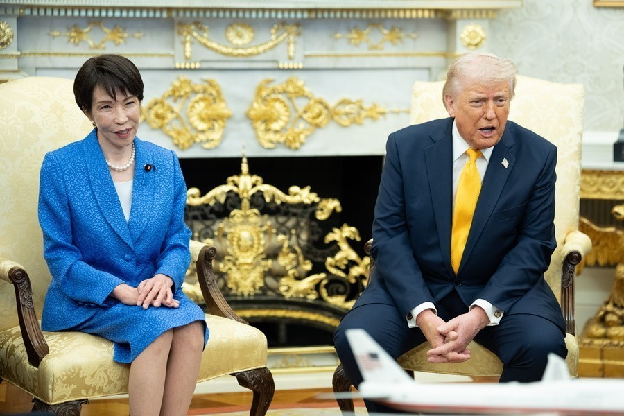 Η πρωθυπουργός της Ιαπωνίας Σανάε Τακαΐτσι και ο πρόεδρος των ΗΠΑ, Ντόναλντ Τραμπ (EPA/Aaron Schwartz)