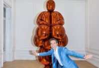 O Τζεφ Κουνς με το έργο του Balloon Venus Lespugue (Orange) στο Μουσείο Κυκλαδικής Τέχνης. Φωτoγραφία: Πάρις Ταβιτιάν © Μουσείο Κυκλαδικής Τέχνης