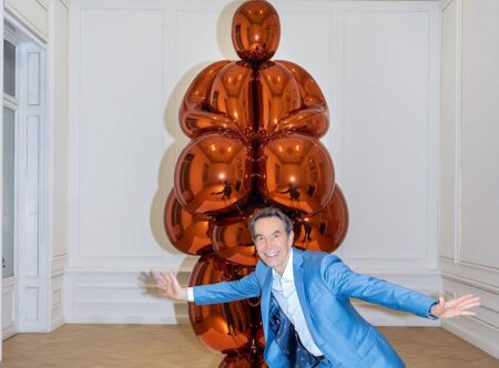 O Τζεφ Κουνς με το έργο του Balloon Venus Lespugue (Orange) στο Μουσείο Κυκλαδικής Τέχνης. Φωτoγραφία: Πάρις Ταβιτιάν © Μουσείο Κυκλαδικής Τέχνης