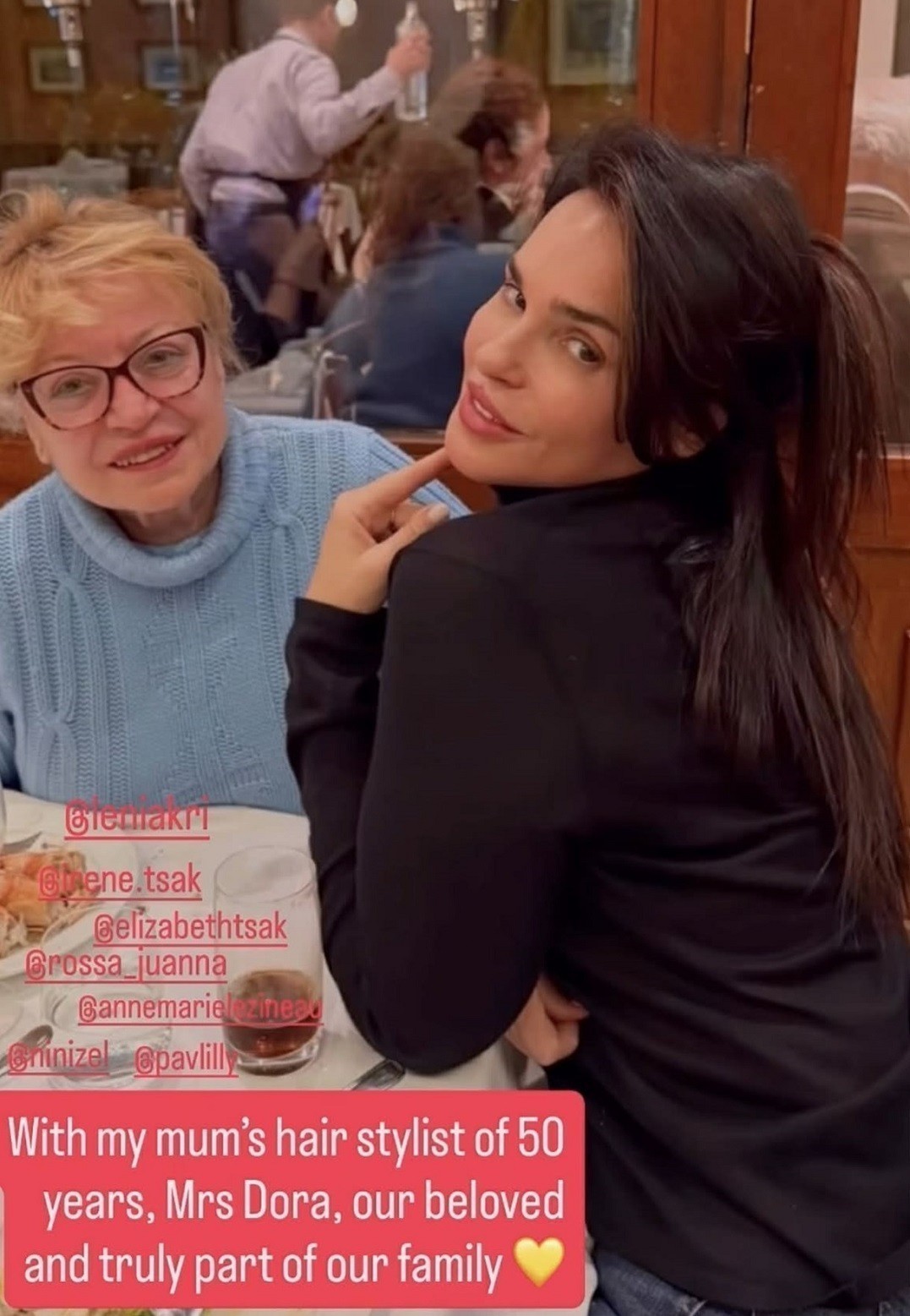 Η Σίλια Κριθαριώτη με την κομμώτρια της μητέρας της