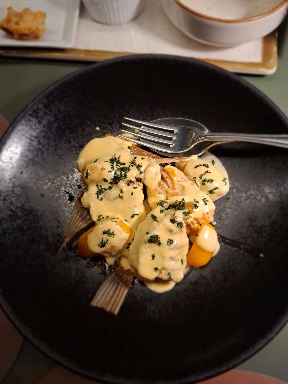 Ψητή σκορπίνα και χριστόψαρο με σάλτσα bullit και βραστή πατάτα