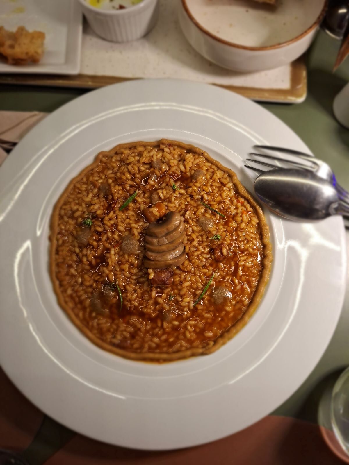 Θύμιζε λίγο παέγια το ισπανικό ρύζι με χοιρινό, κονφί μανιταριών και πατέ συκωτιού