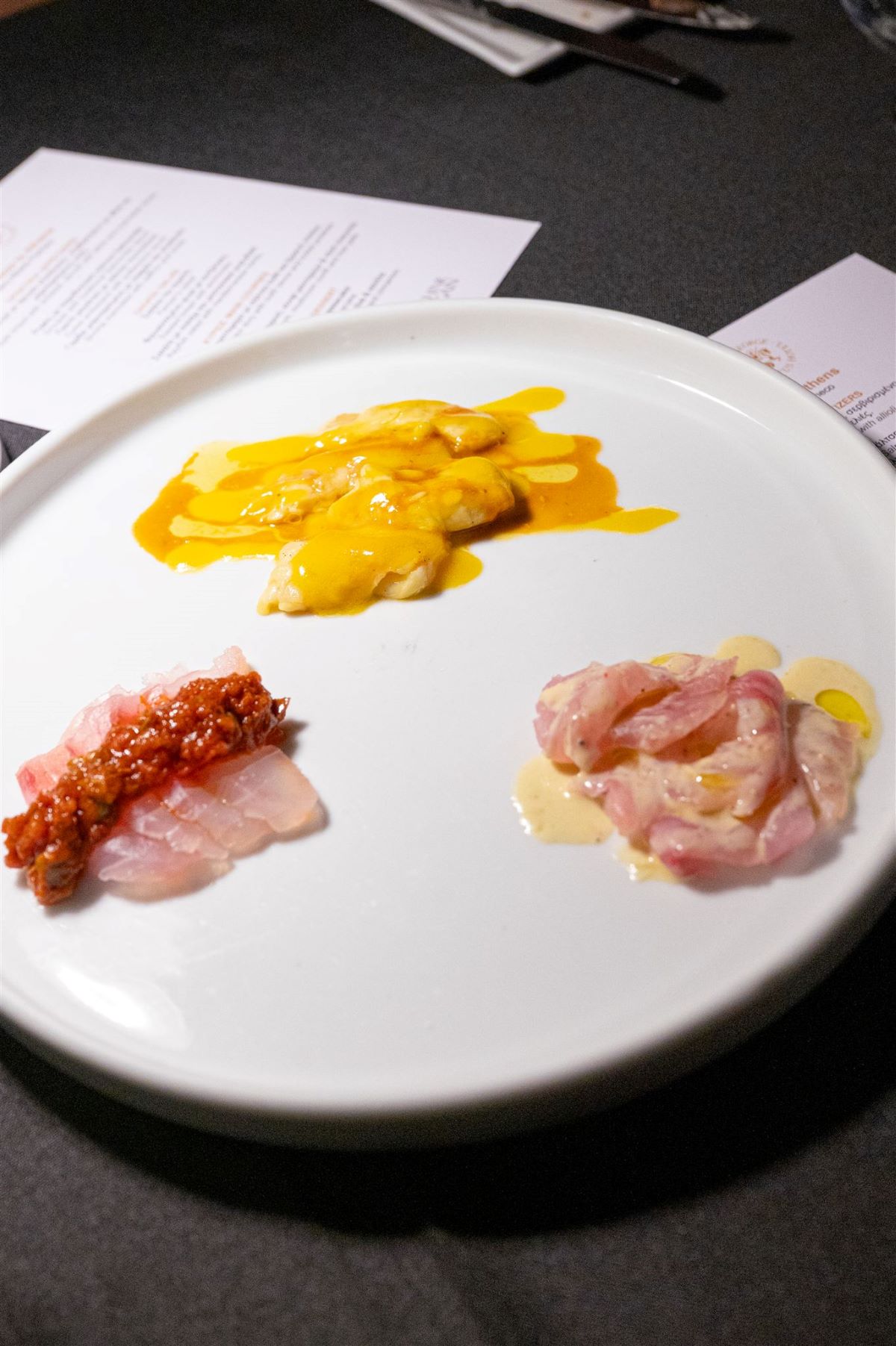 Ένα από τα εμβληματικά πιάτα ροφός σε παραδοσιακή σάλτσα Salmorreta, παστό μαγιάτικο με σάλτσα πουτανέσκα και γαρίδα μαριναρισμένη με σαφράν και γλυκάνισο.