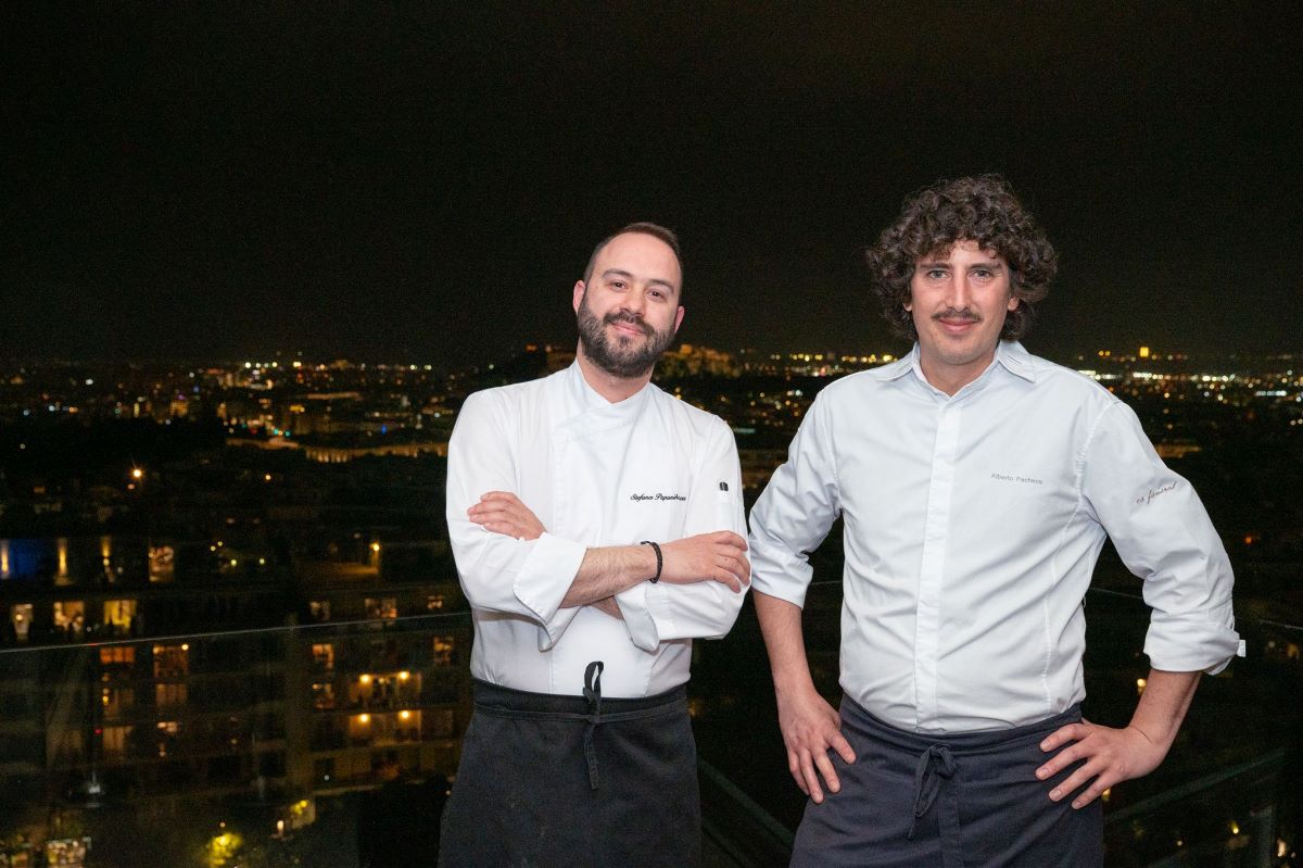 Οι δύο σέφ από την Ιμπιζα με φόντο την φωτισμένη Αθήνα