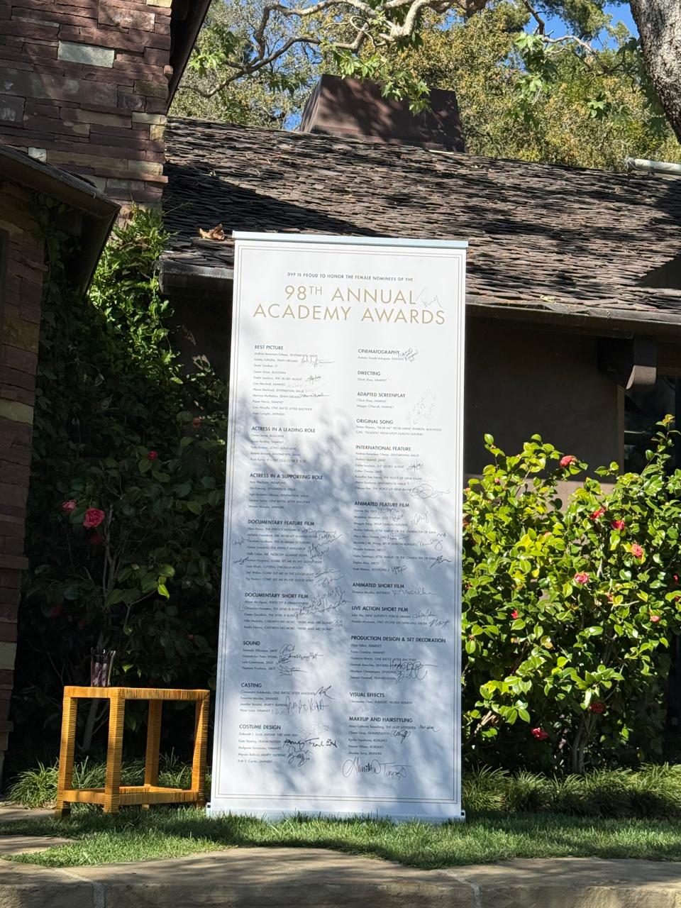 Το πανώ με τα ονόματα των καλεσμένων στο γευμα της  Diane von Furstenberg