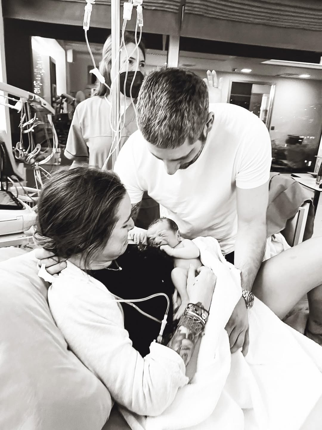 Εριέττα Κούρκουλου Λάτση και Βύρων Βασιλειάδης με τον νεογέννητο γιο τους, Νίκο