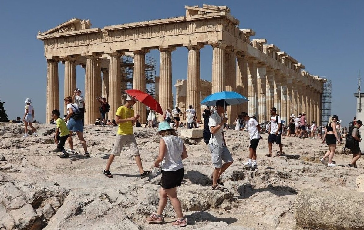 Η Ακρόπολη με επισκέπτες