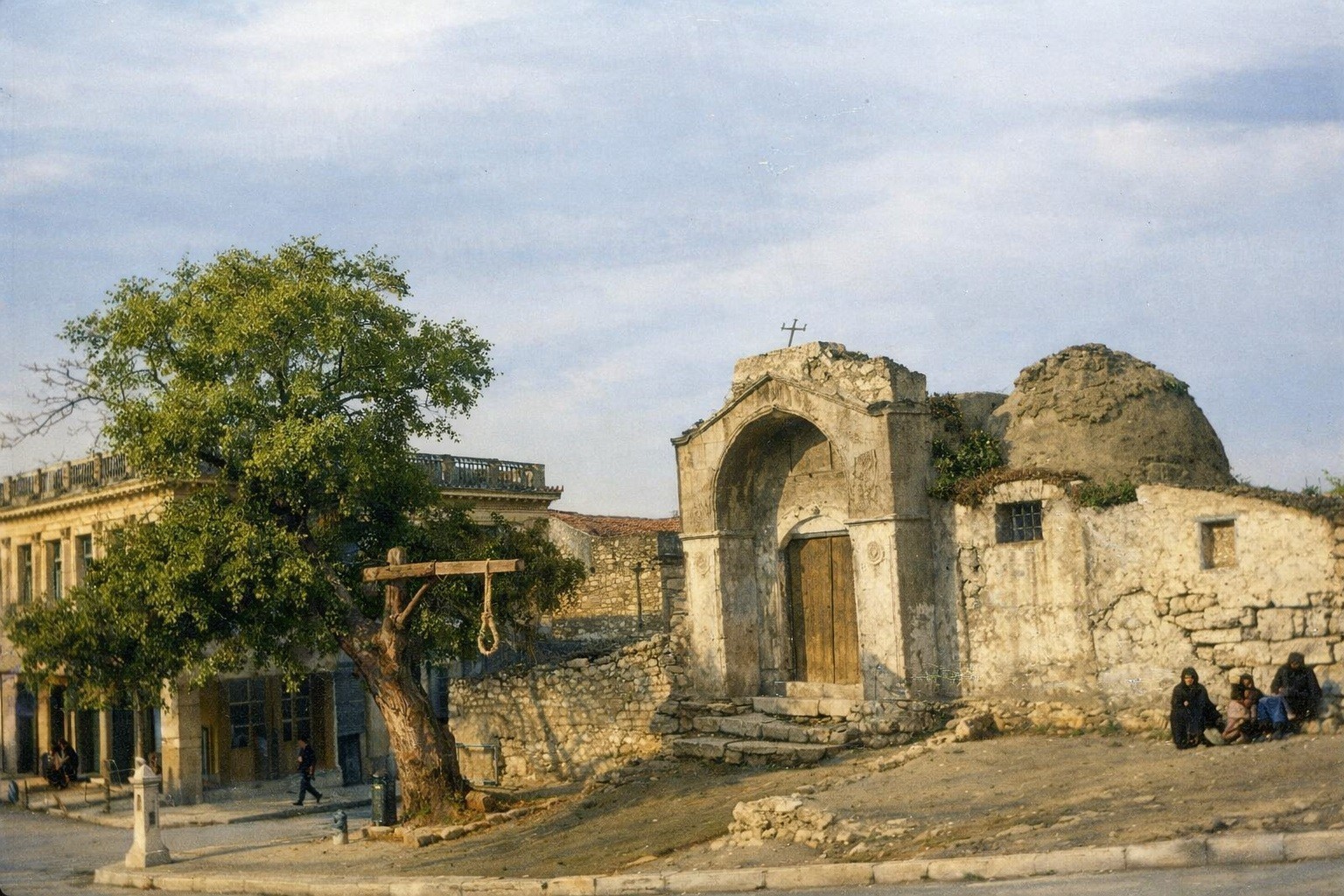 Ο Μεντρεσές το 1931 μισογκρεμισμένος. Επιχρωματισμένη φωτογραφία του Ρενέ Μπενεζέκ 