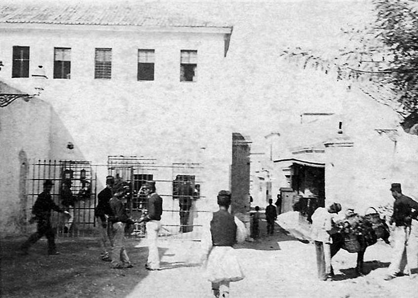 Στρατιώτες και πλανόδιοι πωλητές στον δρόμο μπροστά από τις φυλακές του Μεντρεσέ, 1895