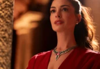 H Anne Hathaway με το περιδέραιο Secret Garden - πηγή: Bvlgari