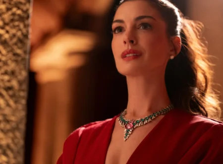 H Anne Hathaway με το περιδέραιο Secret Garden - πηγή: Bvlgari