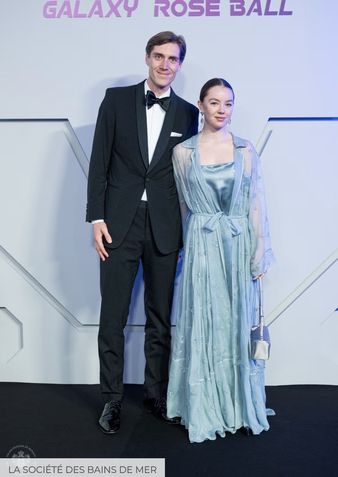 Η Πριγκίπισσα Αλεξάνδρα του Ανόβερου με τουαλέτα Prada με τον συνοδό της