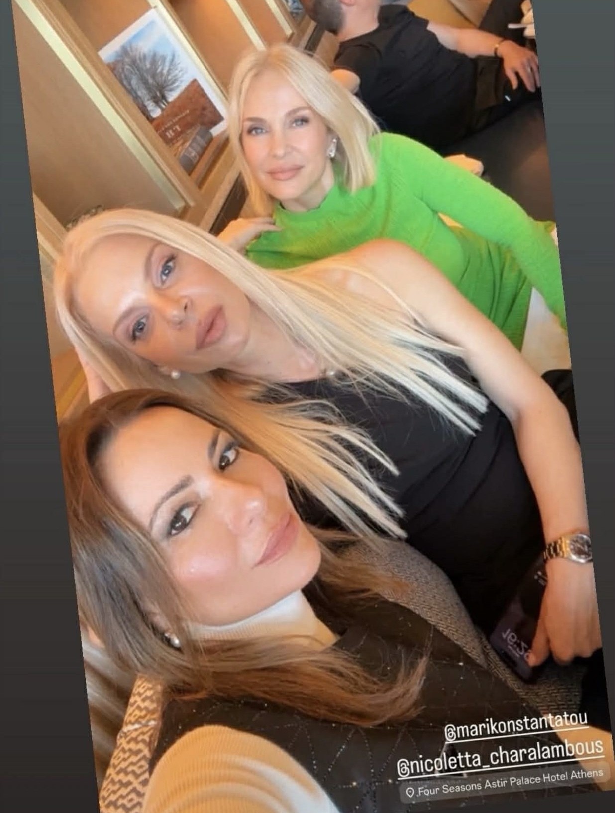 Η Μαρί Κωνσταντάτου με φίλες της