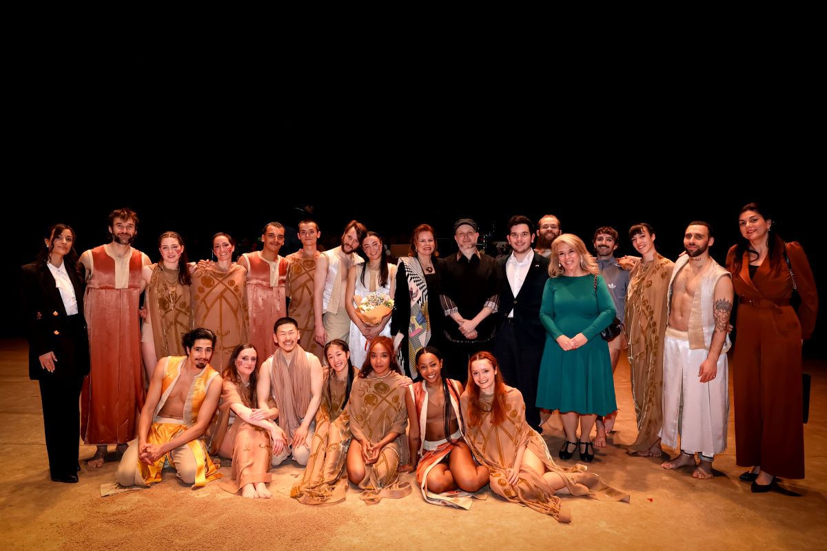 Μια ομαδική φωτογραφία backstage