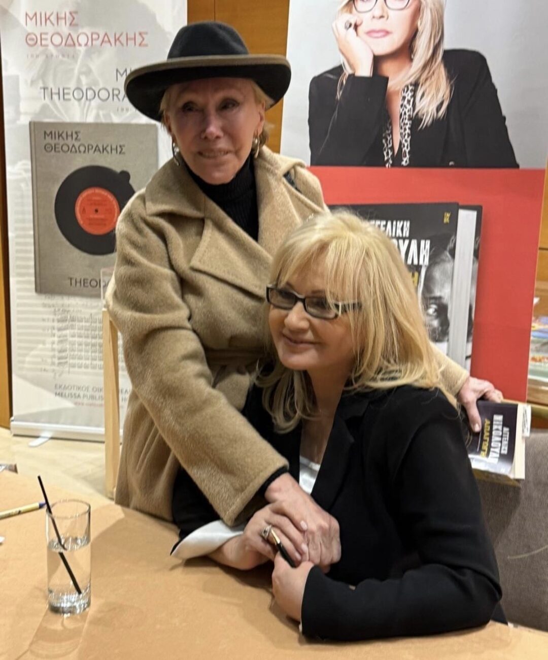 Η Αγγελική Νικολούλη με την Μάυρα Βαγιωνή