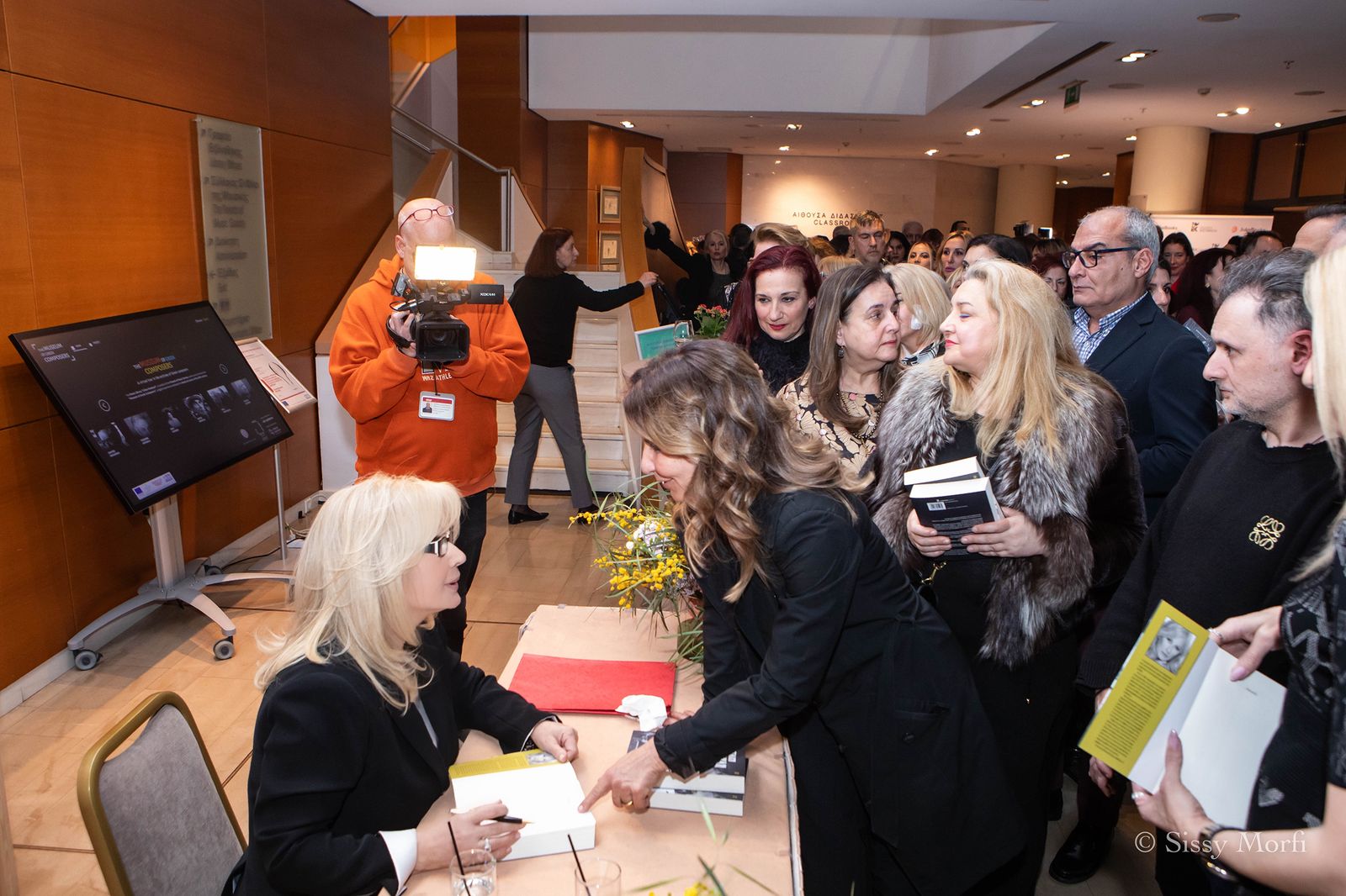 Στη σειρά για την υπογραφή των βιβλίων