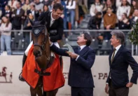 Ο Βρετανός νικητής Scott Brash και η Hello Chadora Lady τη στιγμή της απονομής από τον Axel Dumas, Hermès CEO - πηγή: Hermès