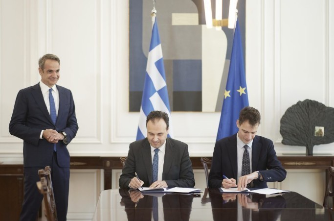 Κατά την υπογραφή μνημονίου ανάμεσα στην Ελληνική Κυβέρνηση και τη Mistral AI