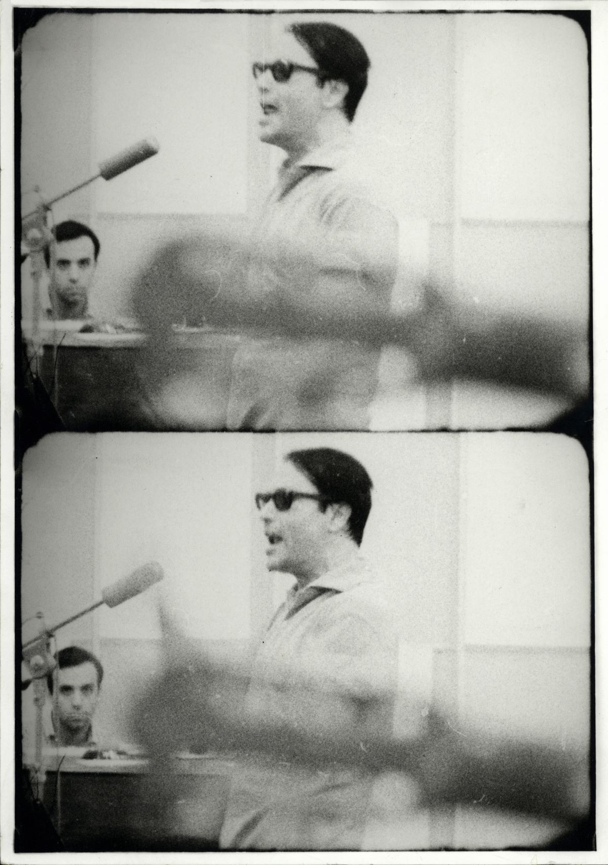 Ο Γιάννης Χρήστου διευθύνει πρόβα για τη μουσική της παράστασης «Βάτραχοι», Θέατρο Τέχνης, 1966. Καρέ από το φιλμ του Μίμη Κουγιουμτζή “In Memoriam”, 1971 (Αρχείο Γιάννη Χρήστου - Κέντρο Ερευνών και Τεκμηρίωσης Ωδείου Αθηνών)