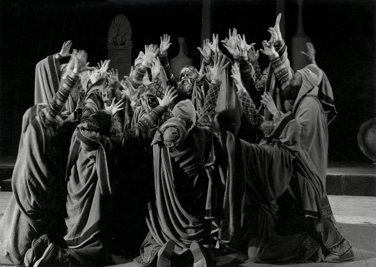 Αισχύλου «Πέρσαι», 1965. Στιγμιότυπο από την παράσταση του Θεάτρου Τέχνης, σε σκηνοθεσία του Καρόλου Κουν. (Αρχείο Γιάννη Χρήστου / Κέντρο Ερευνών και Τεκμηρίωσης Ωδείου Αθηνών)