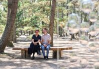 Οι εικαστικοί καλλιτέχνες Μπράουν και Γκάρετ, δημιουργοί του βραβευμένου έργου «Chronotopia»