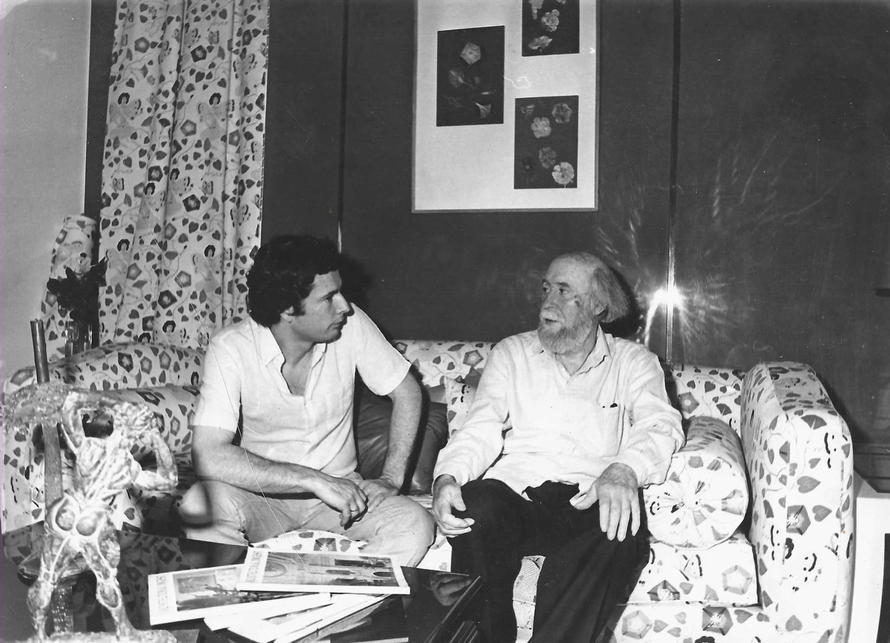 Με τον Γιάννη Τσαρούχη στα γραφεία του στην οδό Αραβαντινού σε καναπέ ντυμένο με ύφασμα με το μοτίβο «Έρωτας και χωνάκια»