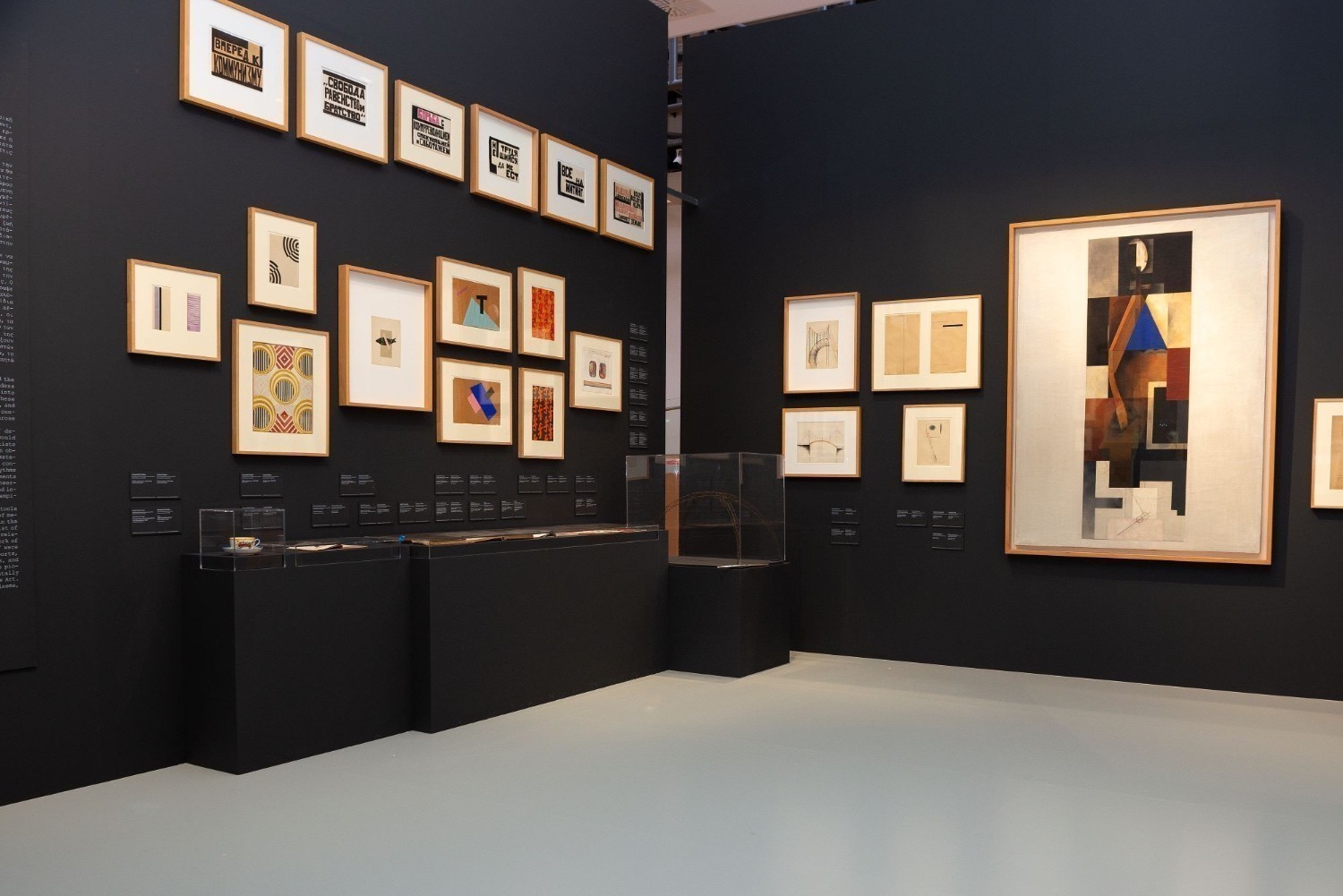 Άποψη της έκθεσης «Ο Κόσμος της Πρωτοπορίας. Πόλη, Φύση, Σύμπαν, Άνθρωπος» στην Εθνική Πινακοθήκη