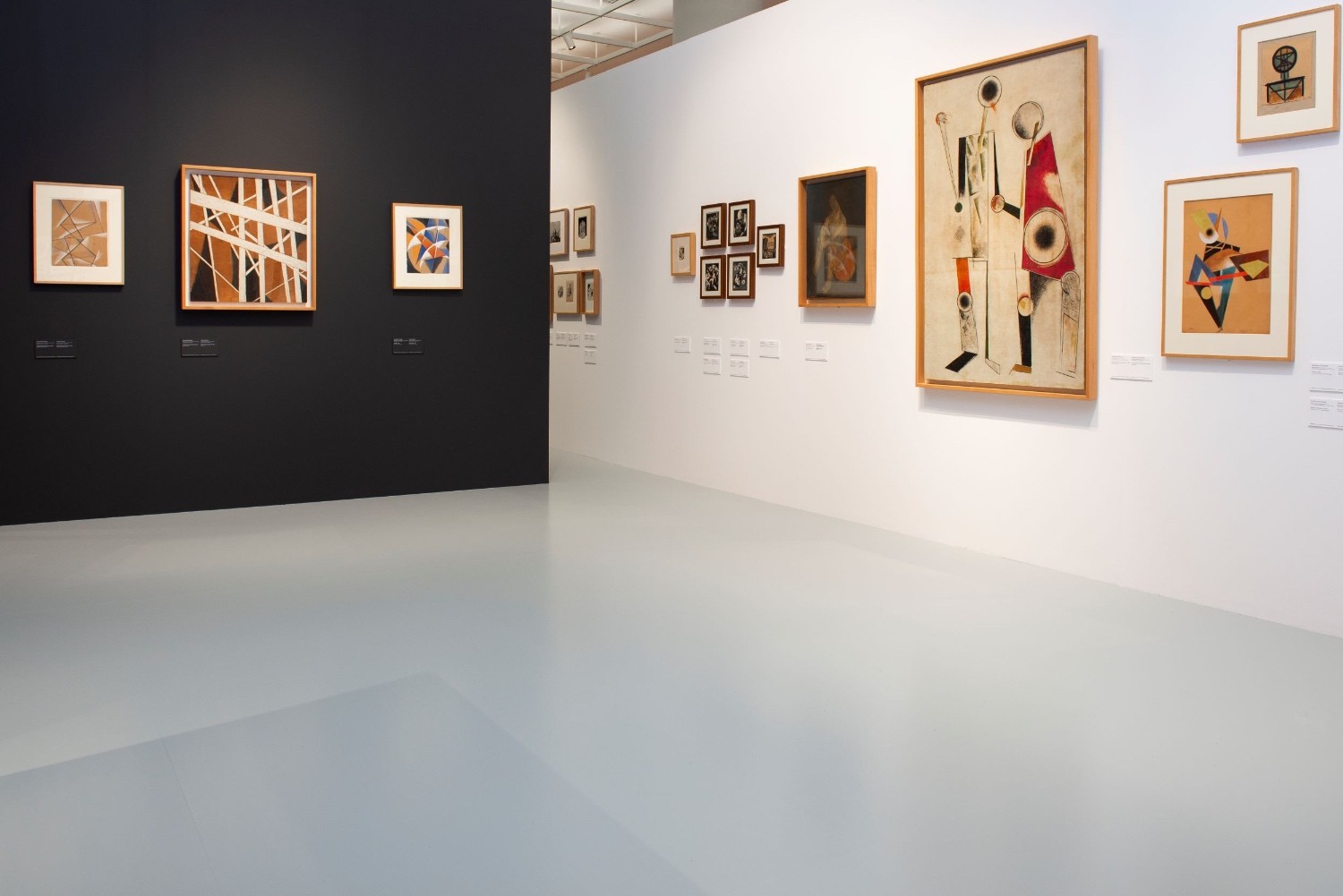 Άποψη της έκθεσης «Ο Κόσμος της Πρωτοπορίας. Πόλη, Φύση, Σύμπαν, Άνθρωπος» στην Εθνική Πινακοθήκη