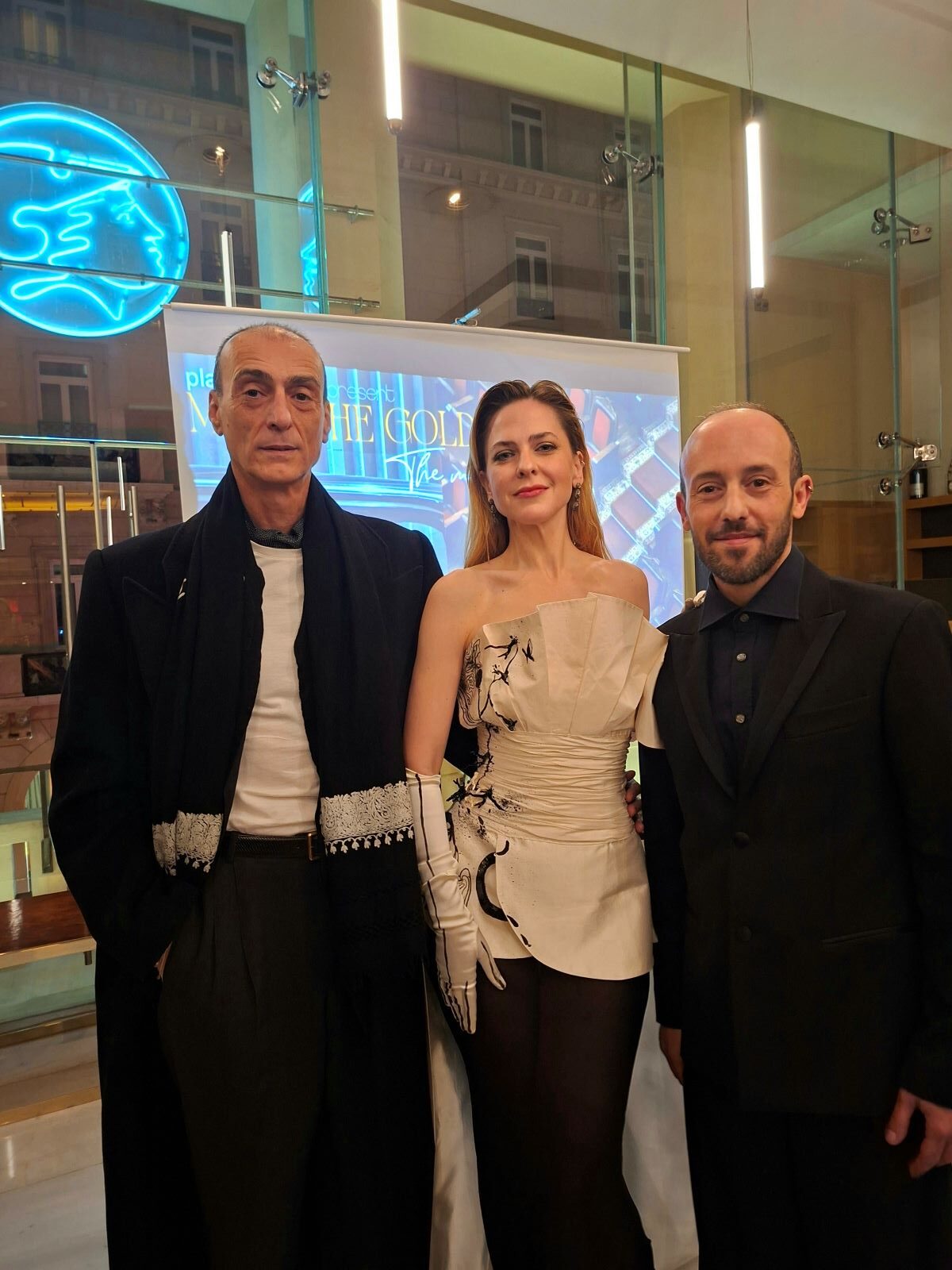 Ο Χρήστος Πετρίδης του Οικου Φαλιάκου με την μουσα του Ρένα Μόρφη καί τον συνεργάτη του Βενέδικτο