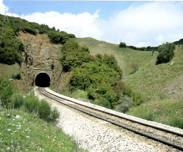 Το τούνελ πίσω από το βουνό (Συλλογή Α. Ασσαέλ)