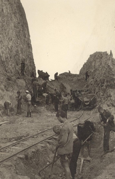 Το εργοτάξιο της Καρυάς. Το βουνό αρχίζει να κόβεται