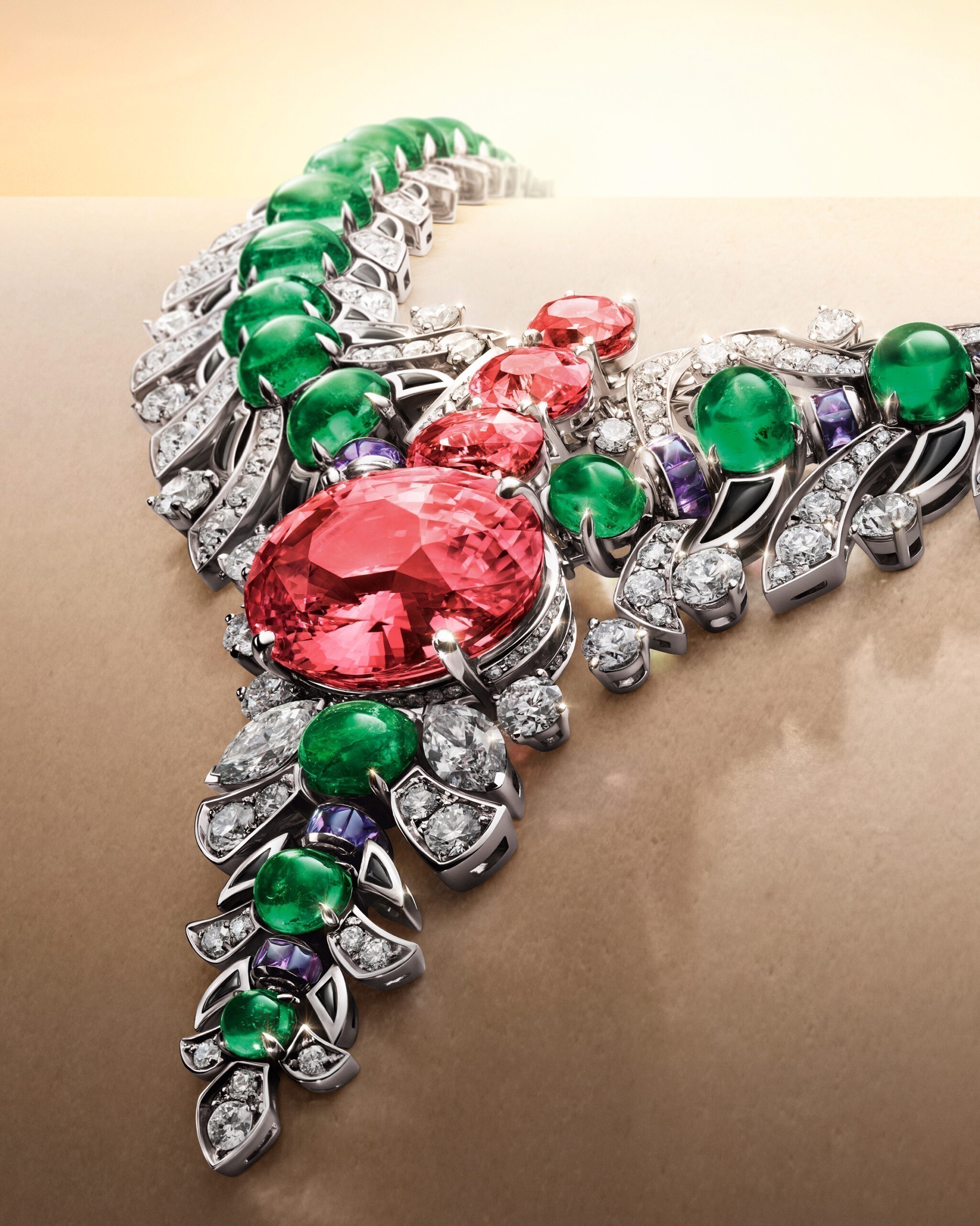 Ένα κοντινό πλάνο από τo κολιέ που φόρεσε η Anne Hathaway 