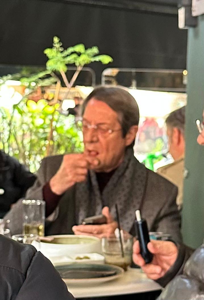 Ο Νίκος Αναστασιάδης με το ουισκάκι του