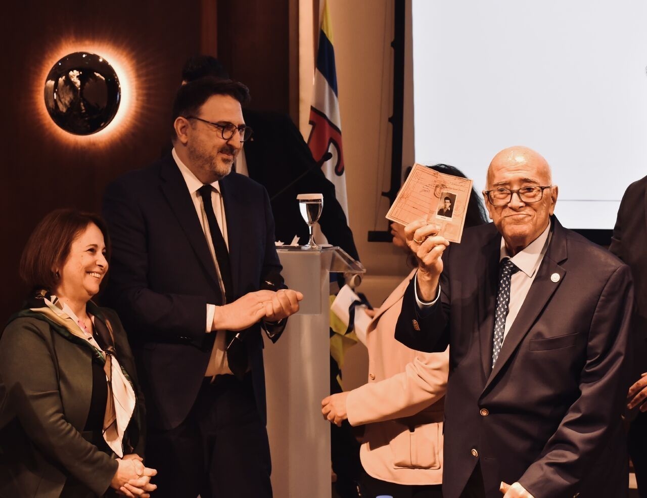 Ο καπετάν Παναγιώτης Τσάκος, επιδεικνύει το ναυτικό φυλλάδιο του