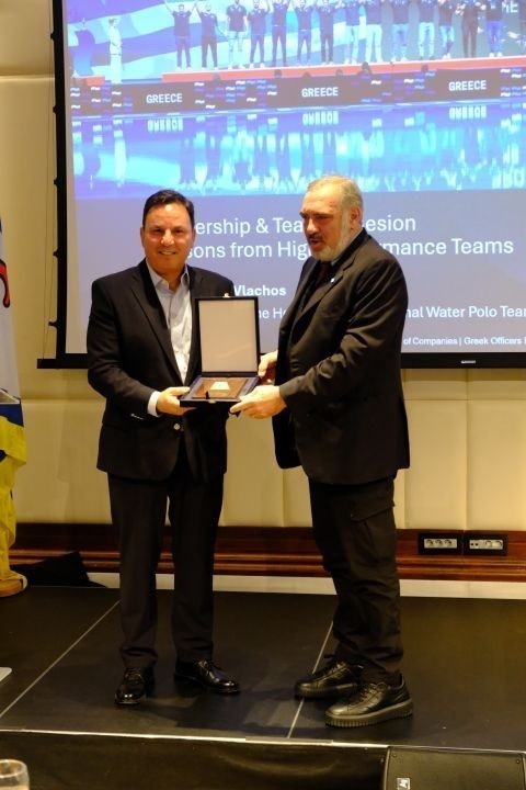 Ο Νίκος Τσάκος βραβεύει τον προπονητή της Εθνικής Ομάδας υδατοσφαίρισης Θοδωρή Βλάχο