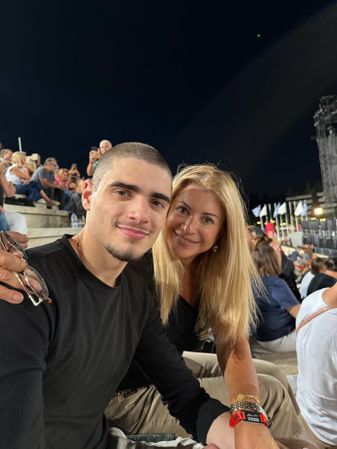 Η Χριστίνα Πολίτη με τον γιο της, Αλέξανδρο στη συναυλία στο Καλλιμάρμαρο