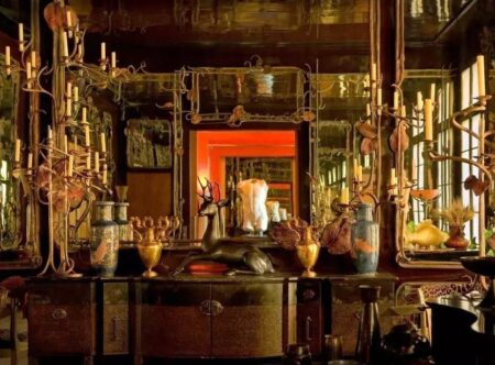 Το Δωμάτιο Μουσικής του Ιβ Σεν Λοράν με καθρέφτες φιλοτεχνημένους από την Κλοντ Λαλάν