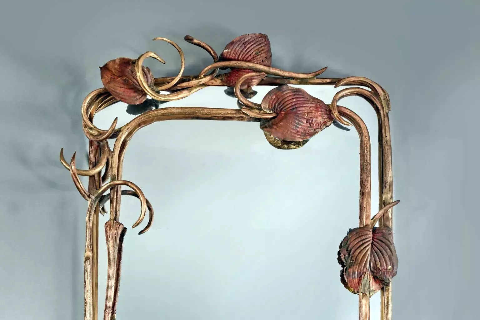 Ένας από τους καθρέφτες της Κλοντ Λαλάν για τον Ιβ Σεν Λοράν