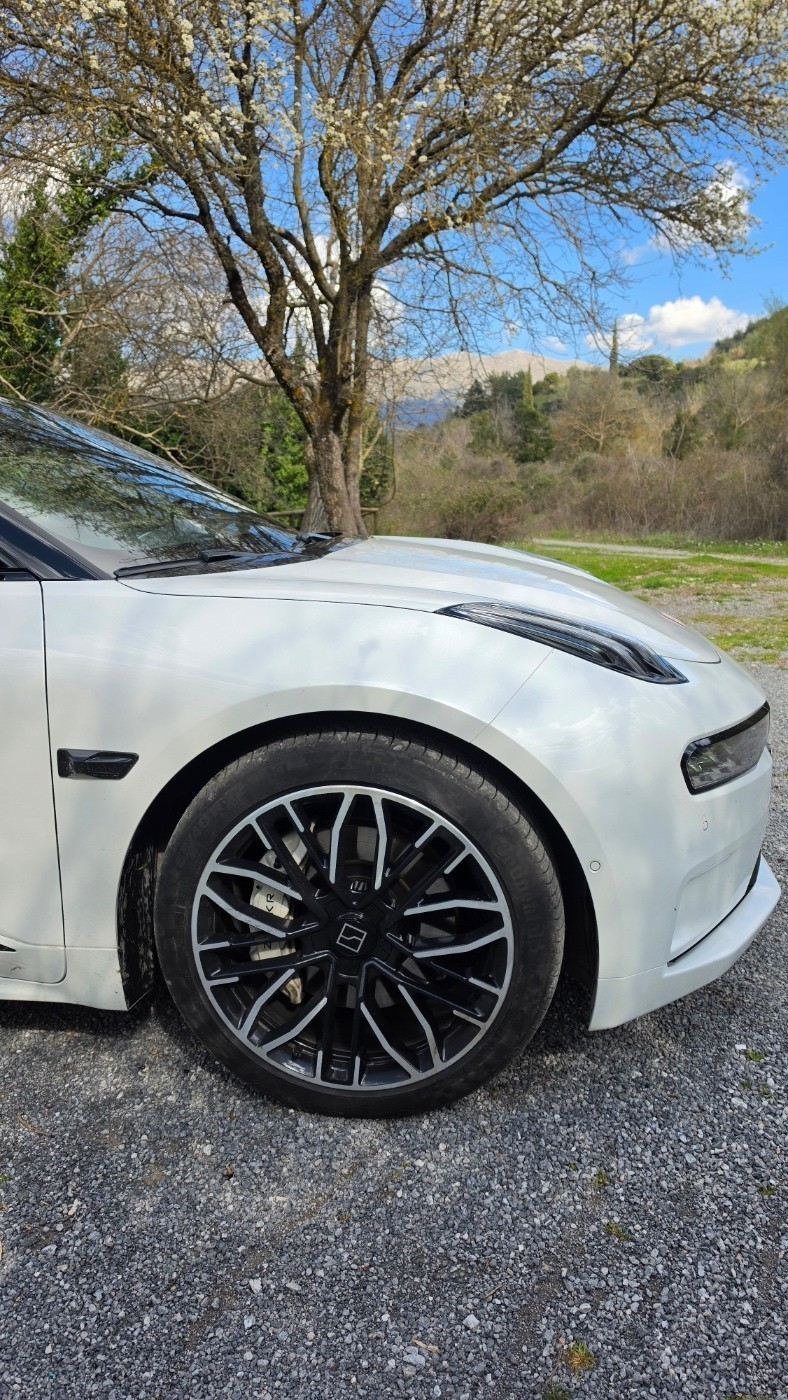 Οδηγούμε το Zeekr 001