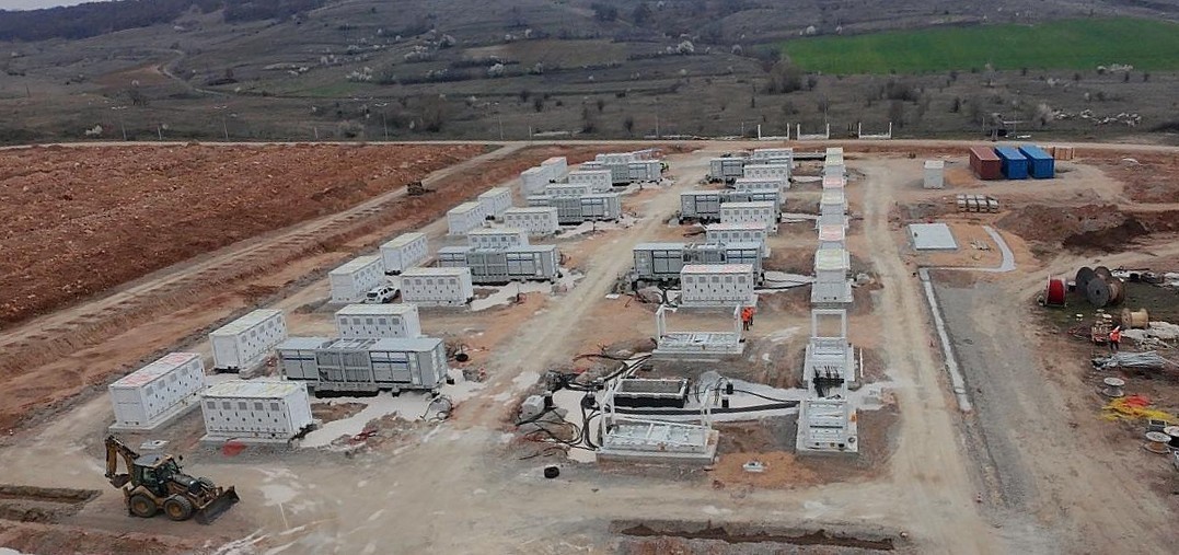 Συστοιχία συσσωρευτών του Σταθμού Ηλεκτροχημικής Αποθήκευσης Μελίτης Ι