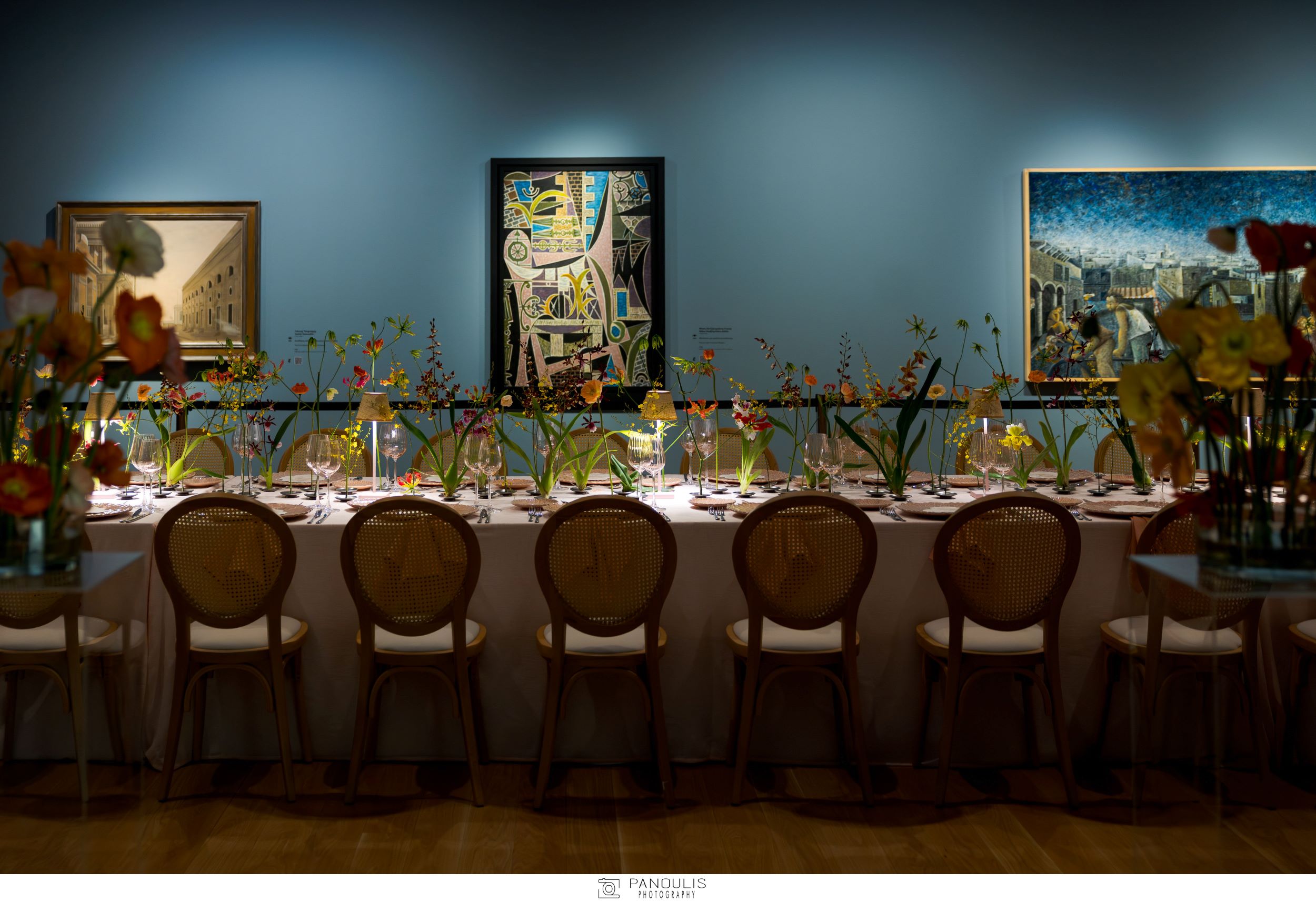 Ένα δείπνο με ντεκόρ τους πίνακες μεγάλων ζωγράφων