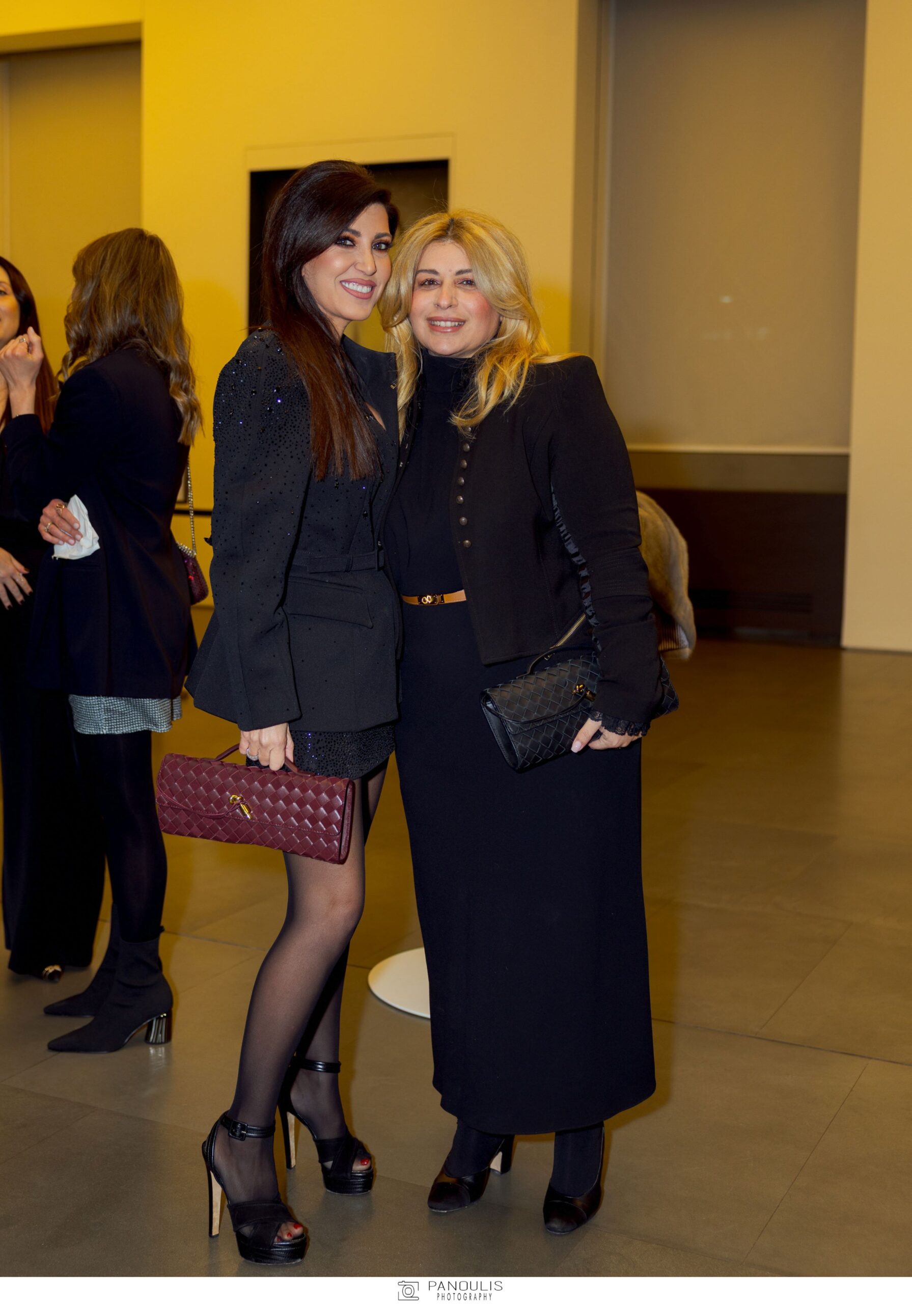 Η ζωγράφος Αγγελική Αγγελίδη με την Μαρία Χατζηπατέρα της εφοπλιστικής οικογένειας