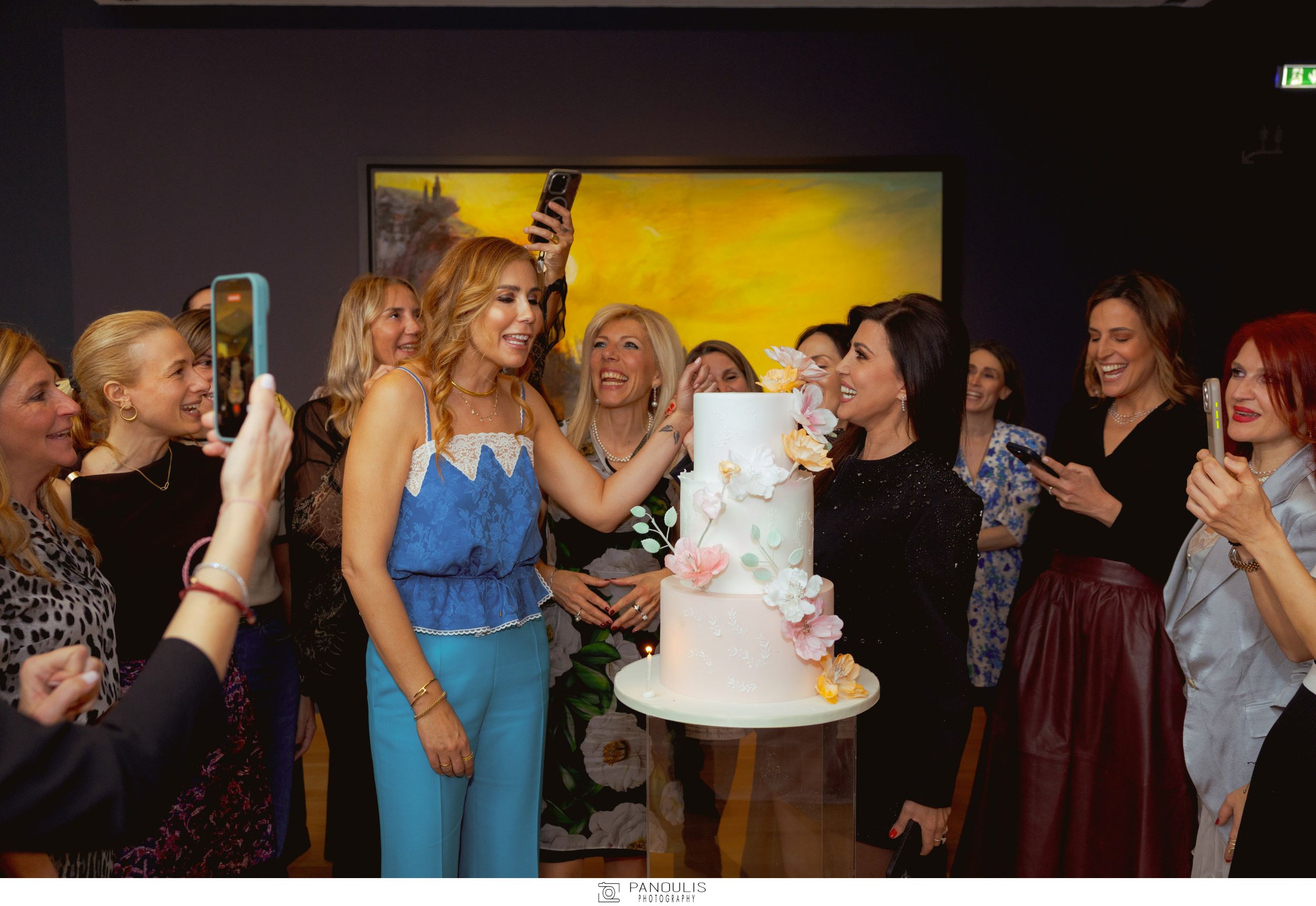 Ολες οι φίλες τραγούδησαν το Happy Birthday!